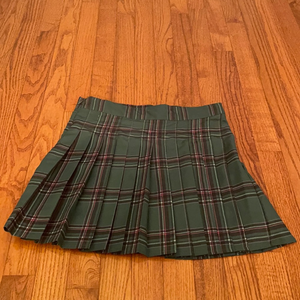 Cute plaid mini skirt. Never worn.